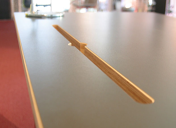 Multiplex Tischplatte mit Kabelschlitz Detail